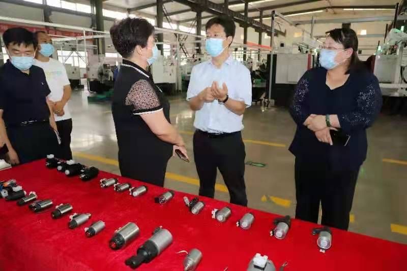 胯下鸡巴逼操安阳市市长高永一行莅临我公司参观调研